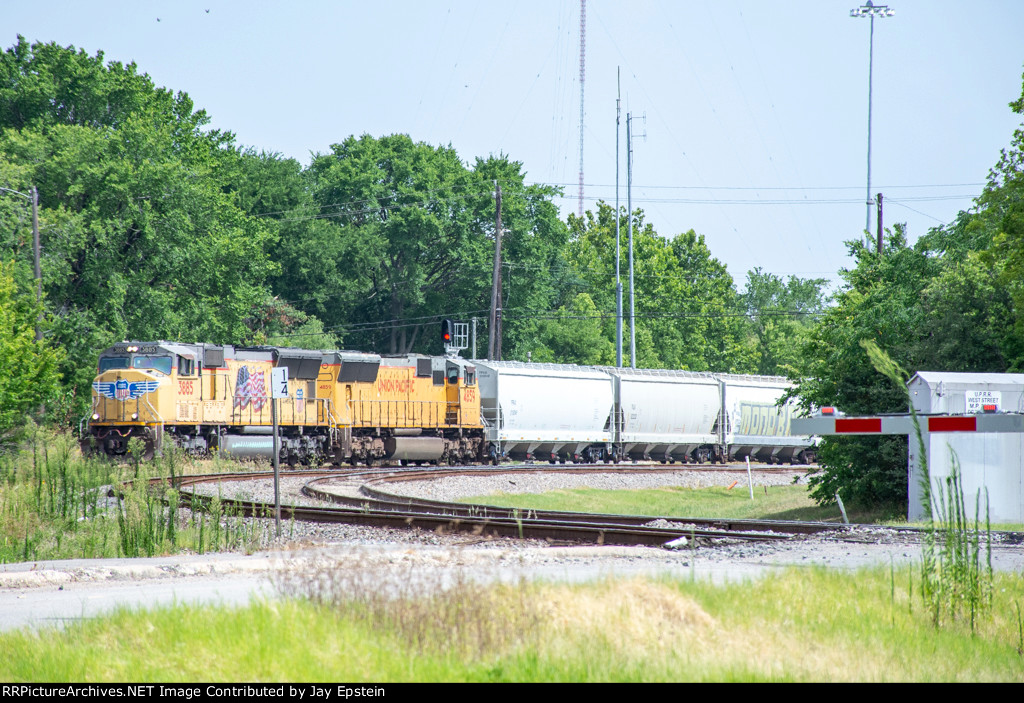 UP 3885 approaches Tower 26 from the South